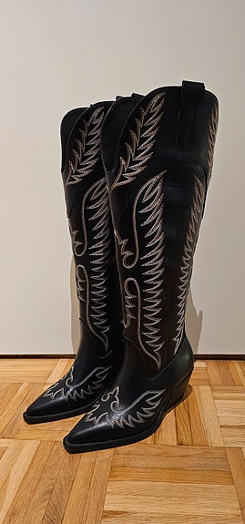 Mustat Cowboy Bootsit