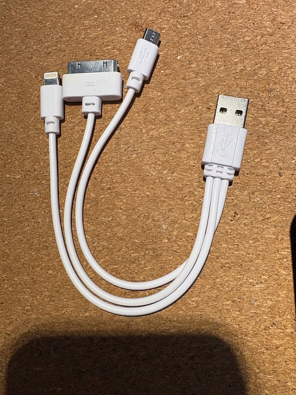 USB-adapteri Lightning, micro-USB ja Apple dock connector -päät