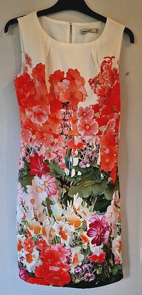 Herkullinen coctail-mittainen mekko