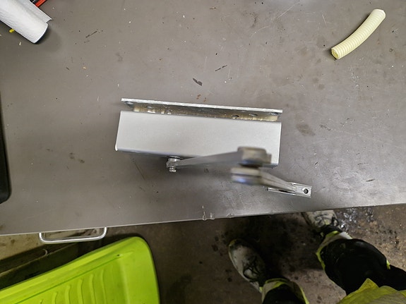 Abloy ovipumppu ja asennusteline