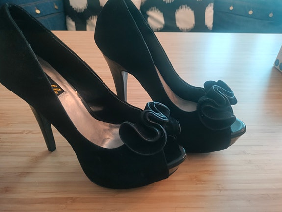 UUDET Pinup Couture Pleaser korkokengät