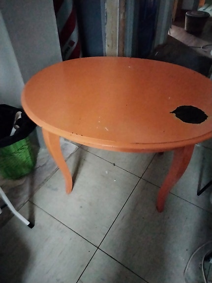Vanha soikea pöytä