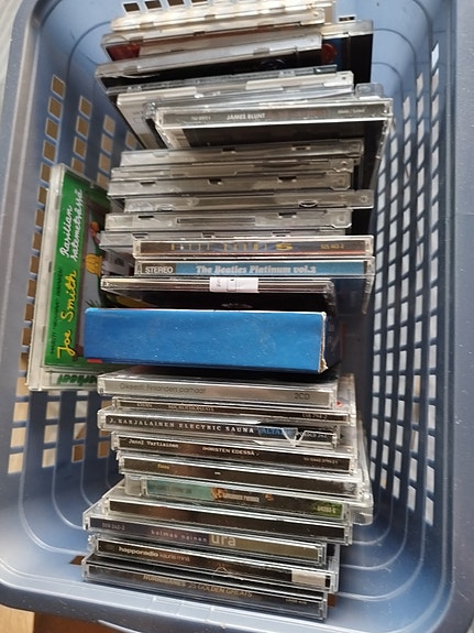 CD-levyjä noin 30 kpl sekä englannin kielikurssi