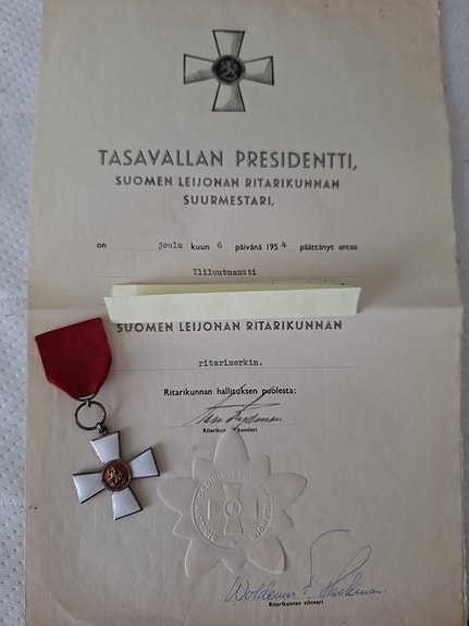 Suomen Leijonan Ritarikunnan ritarimerkki + myöntökirje. Tarjoa.
