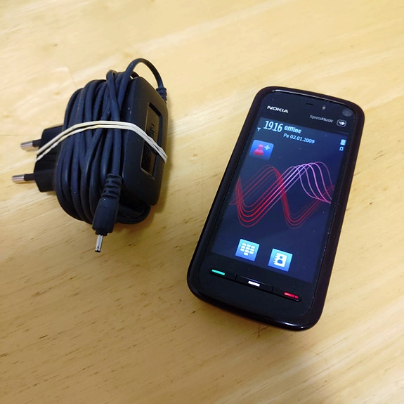 Nokia 5800 XpressMusic Puhelin Laturilla