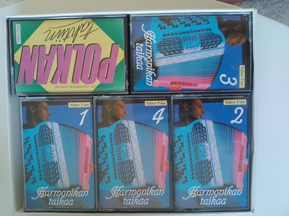 C-kasetit Harmonikan taikaa 1-4 ja Polkan tahtiin.