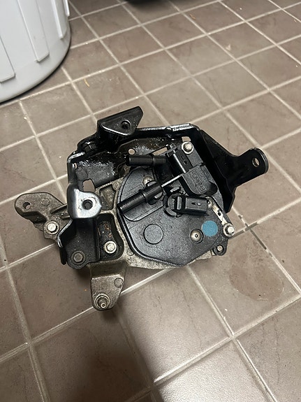 Volvo V40 II D2 polttoainesuodattimenkotelo