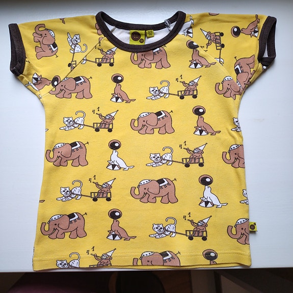 Sirkuskuvioinen retro t-paita (koko 3-4 vuotta)