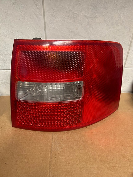 Audi A6 C5 farmarin oikeanpuolen takavalo