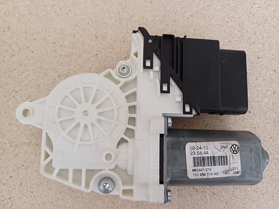 VW GOLF VI lasinnostimen moottori vasen taka 1K0959703AG