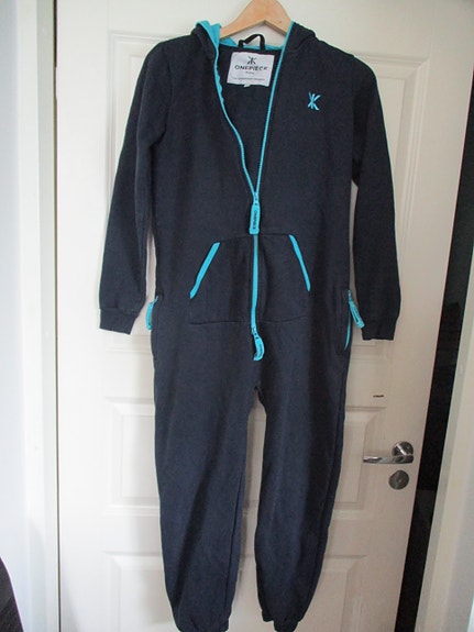 Jumpsuit haalari Onepiece  koko 146 cm