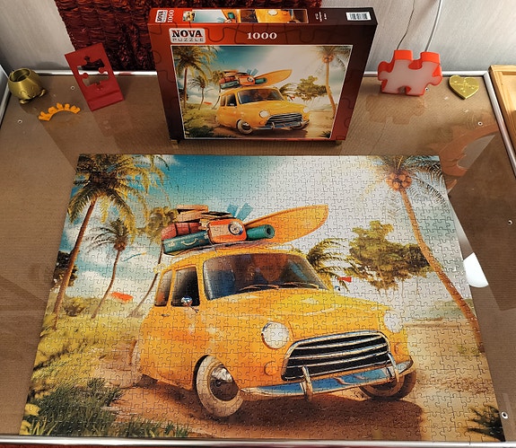 Nova keltainen auto rannalla 1000 palapeli