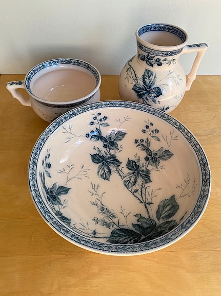 Antiikki pesusetti, Villeroy & Boch, kannu, pesuvati ja alusastia