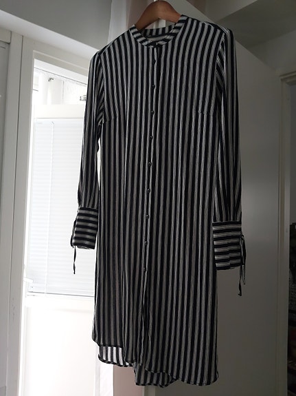 Musta-valkoraidallinen pitkä paitapusero (mekko). Koko S