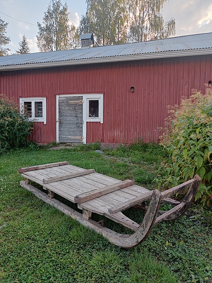 Myydään vanha reki