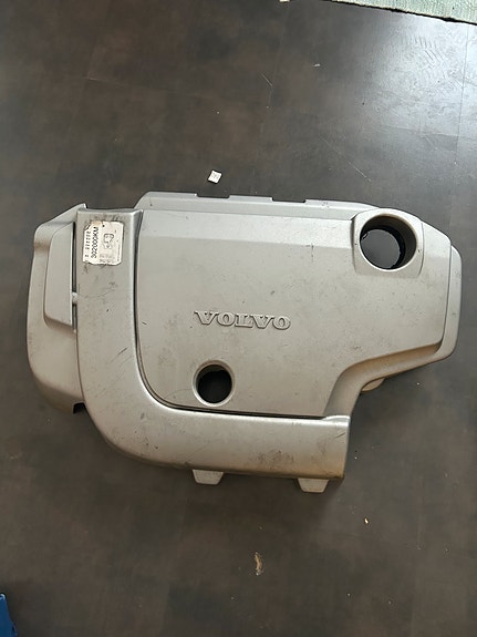Volvo V70 mk3 D5 moottorin päällismuovi
