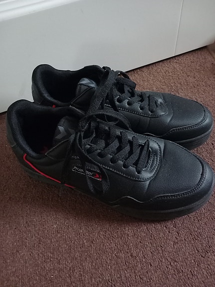 Mustat Hummel kengät