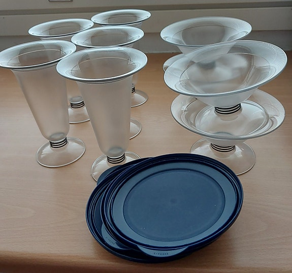 Tupperware jälkiruoka astioita