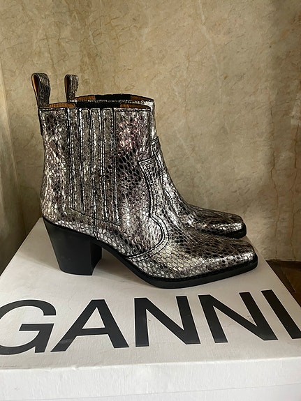 Ganni hopeiset bootsit 39
