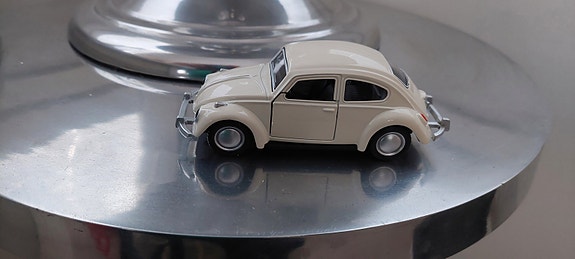 Volkswagen kupla valkoinen metalliauto