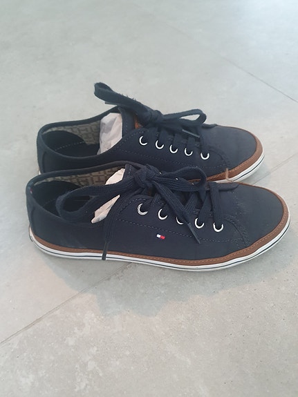Tommy Hilfiger kengät 35