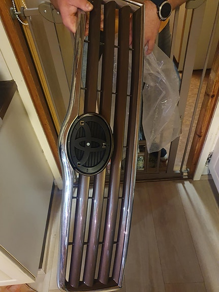 Uusi Maski Toyota Avensis 2003-2006