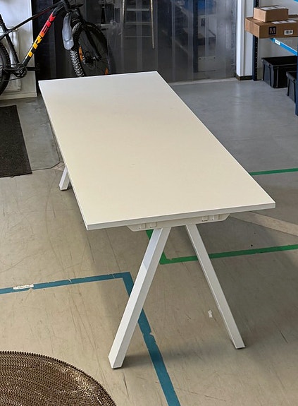 Iskun ruokapöytä ja 6 kpl tuoleja