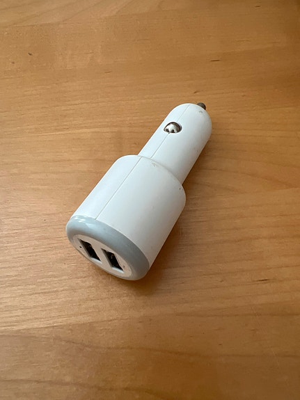 USB-A-sovitin/laturi tupakansytyttimeen