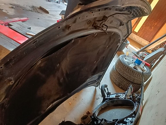 Audi A4 B6 Avant Quattro konepelti