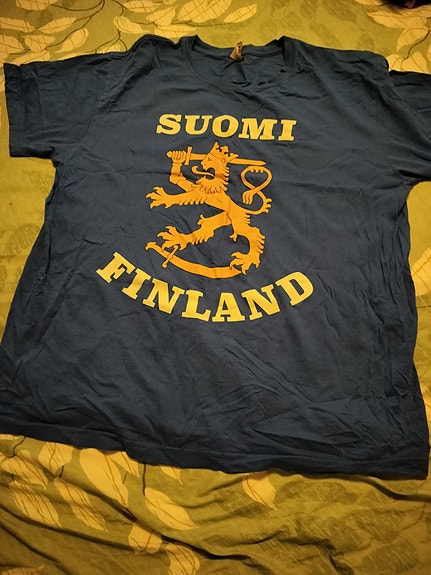 Myydään erittäin hyväkuntoinen miesten Suomi t-paita