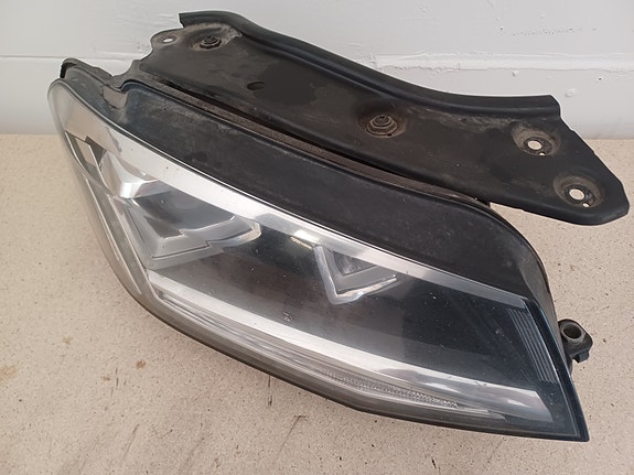 VW CADDY IV 2015-20 ajovalo oikea xenon 2K1941040A