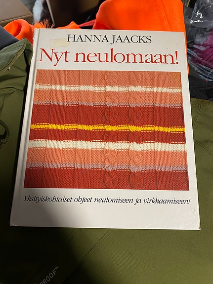Kirja Nyt neulomaan