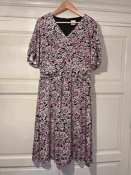 Suomalaisen Tazzian S.T.I. mekko, 46