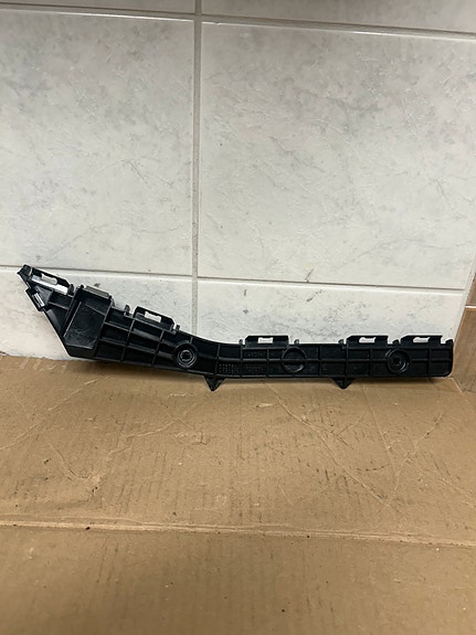 Toyota Avensis T270 takapuskurin vasen kiinnike