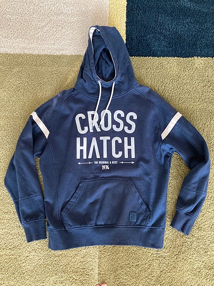 Huppari Crosshatch XL ja Gina Tricot S
