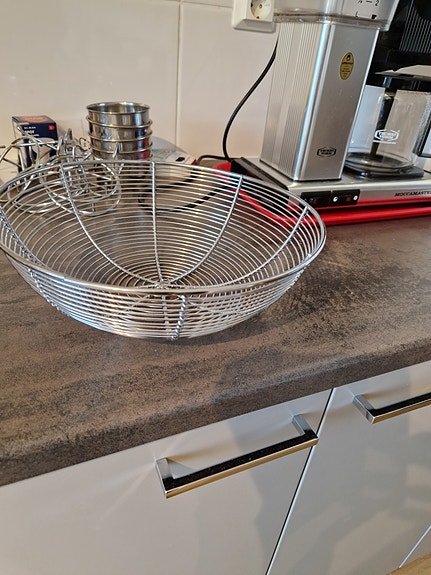 Metallinen hedelmäkori