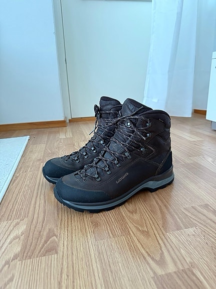 Myydään Lowan Ranger GTX vaelluskengät