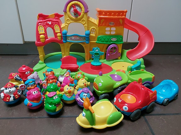 Hasbro/Playskool Weebles hahmoja, autoja ja liukumäki