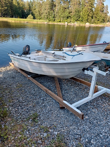 Bella Anne 420R ja Suzuki 15hp 4t perämoottori