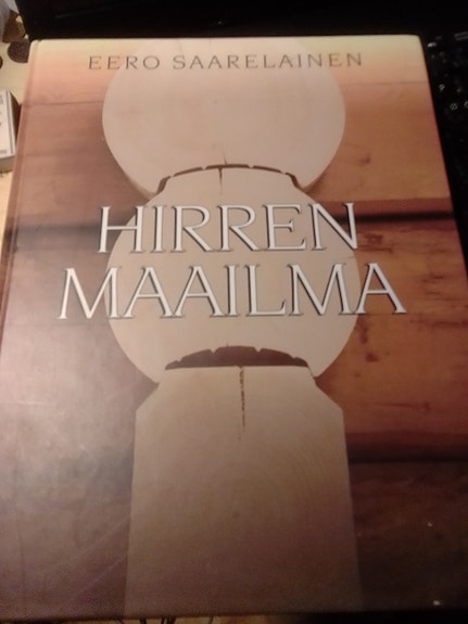 Saarelainen Hirren maailma