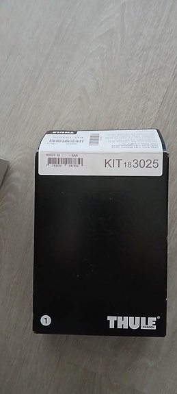 Opel kattotelineiden jalat.