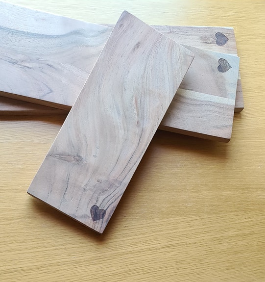 Ib Laursen, Akaasiapuinen pieni tarjoilualunen sydän 35 x 14 x 1,5 cm