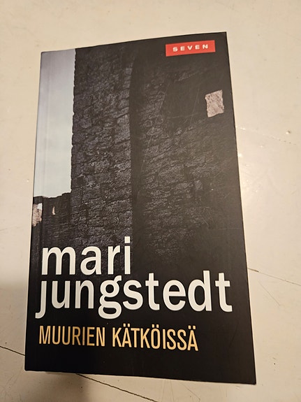 Muurien kätköissä Mari Jungstedt
