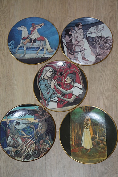 Arabian Kalevala aiheisia vuosilautasia