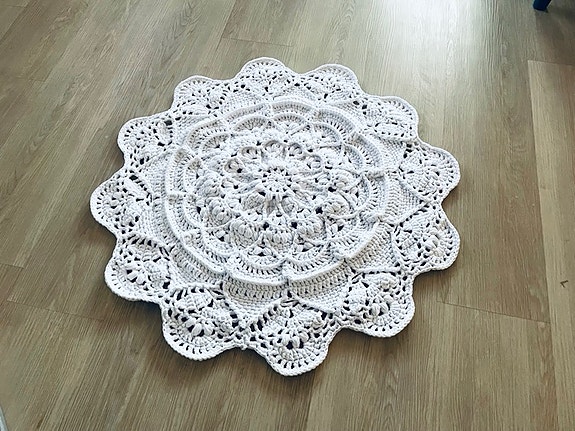 Virkattu valkoinen matto, halk. n. 90cm