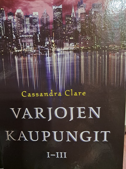 Varjojen kaupungit 1-3; kirjasarja