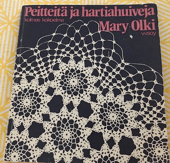 Virkkauskirja Peitteitä ja hartiahuiveja Mary Olki