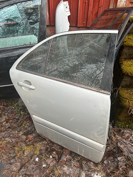 Mercedes-Benz E W210 oikeanpuolen takaovi