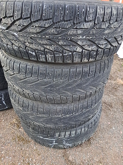 Nokian R2  215/65R17 kitkasarja