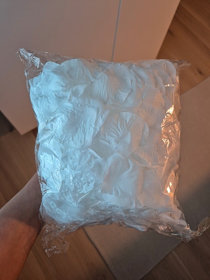 Valkoiset ruusun terälehdet